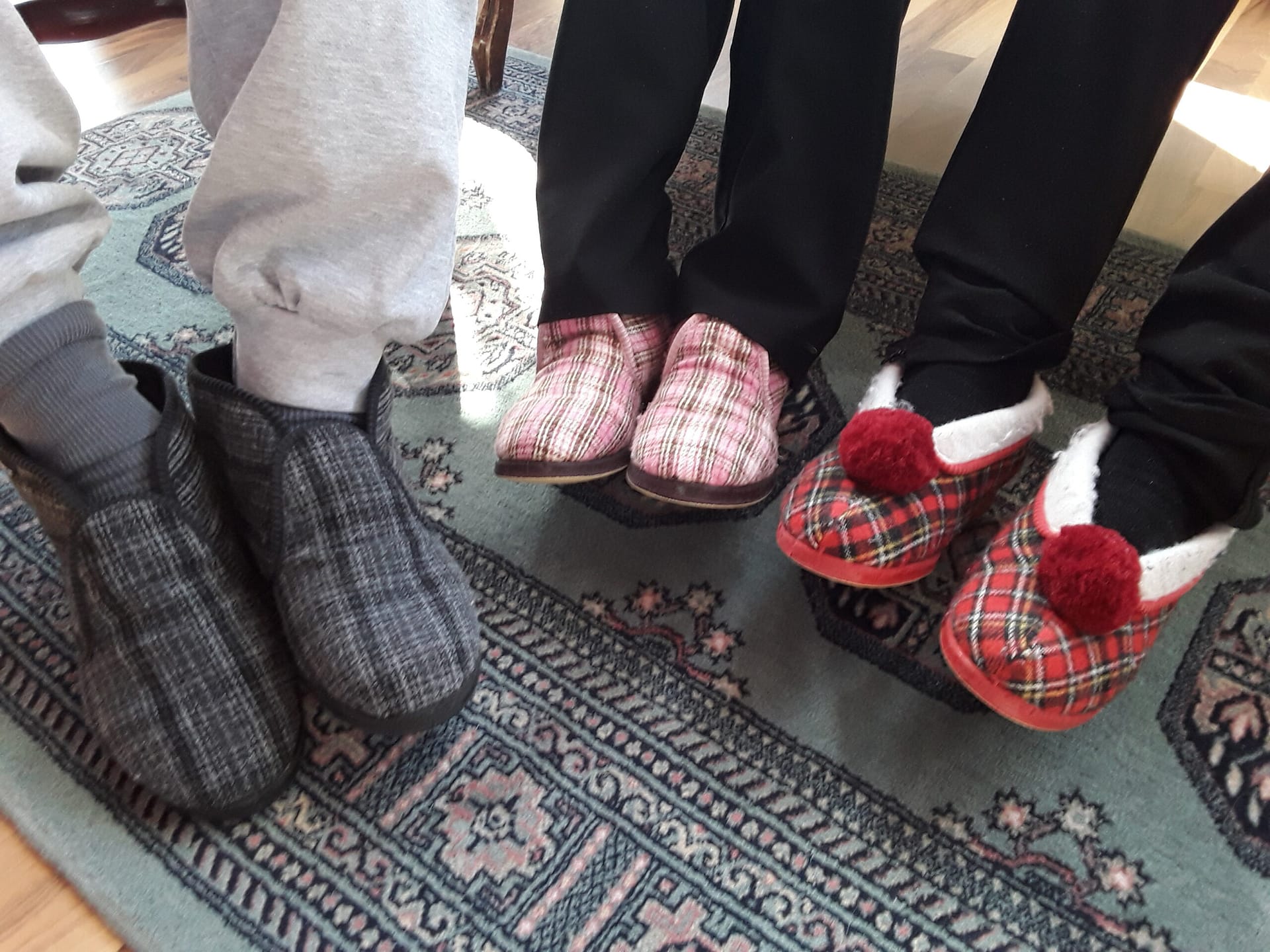 Asukkaiden tossuja ja jalkoja yhteisen hetken aikana