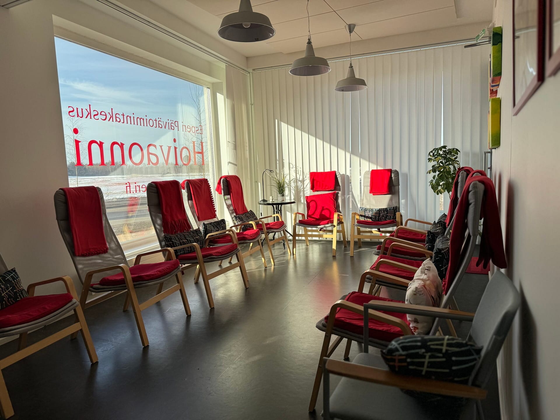 Valoisa käytävä ja istuinalue päivätoimintakeskuksessa