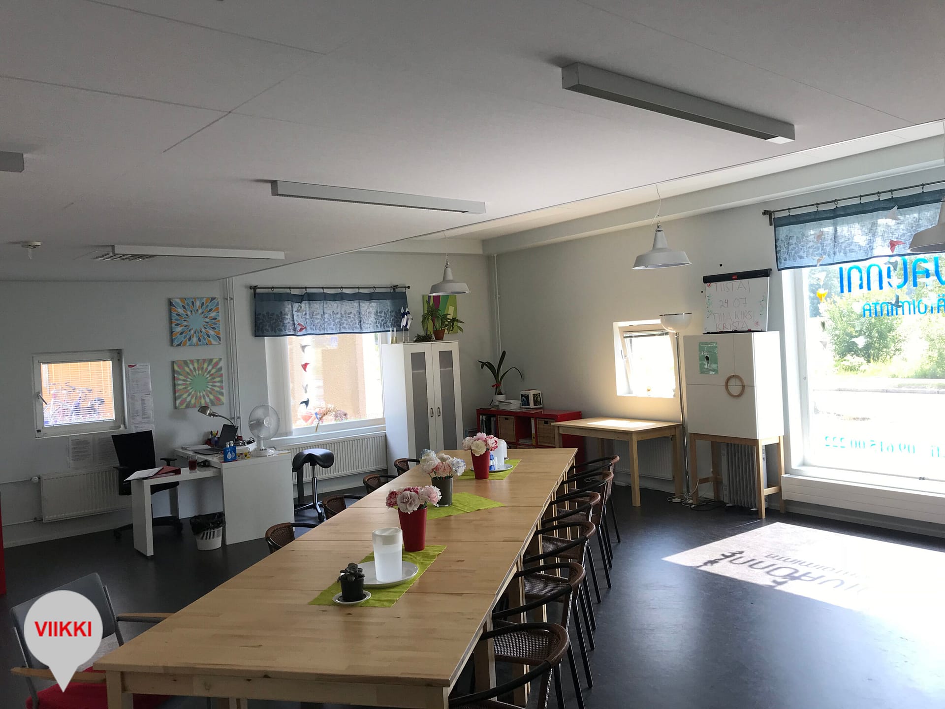 Moderni keittiö ja yhteistila asiakkaiden käyttöön