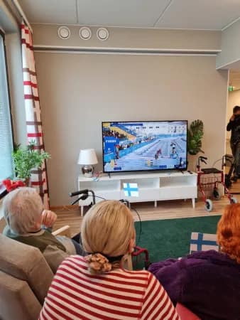 Keskiviikkona 16.2. Yle pistäytyi pienelle vierailulle Hoivakoti Pakaasiin taltioimaan asukkaiden ja henkilökunnan kisastudiotunnelmia.