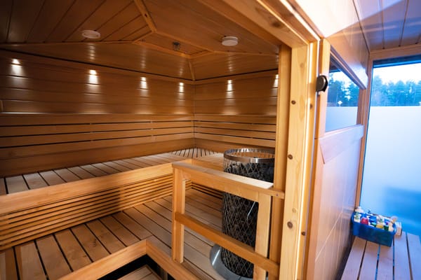 Puupaneloitu sauna hoivakodin asukkaiden käyttöön