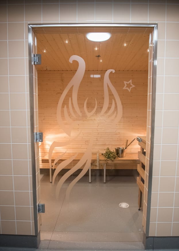 Saunatilojen sisäänkäynti hoivakodissa.