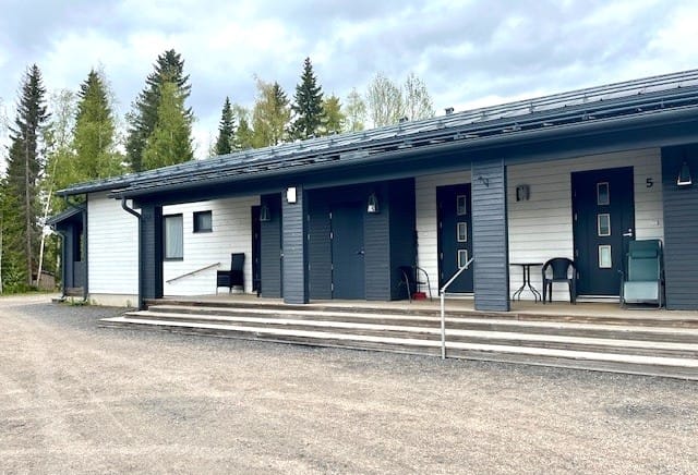 Pihapiirin erillinen rivitalo ulkoa kuvattuna