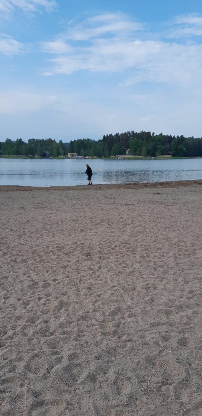 Piknik kuuluu kesään. Piknikillä ruokaa maistuu hyvältä syödessä, ja tuntuu hyvältä vielä syömisen jälkeenkin. Pöytä katettu ja jokainen nauttinut jokaisesta auringon pilkahduksia.