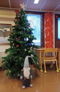 Joulukuusi ja tonttu