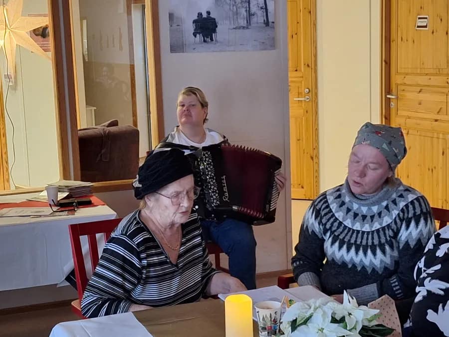 Suuret kiitokset meidän esiintyjille.