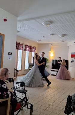Lukiolaiset kävivät asukkaiden ilona 