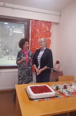 Koivulan entiset yrittäjät Helena Parkkinen ja Leena Turtiainen tulivat vierailulle Lions Clubin lahjoittaman täytekakun kera. Saimme myös nauttia paikallisesta omenamehusta kahvin kera.