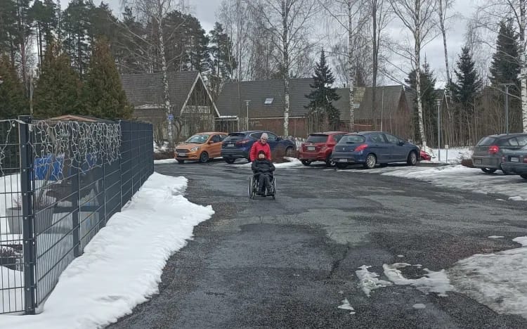 Asukas omaisensa kanssa lenkillä