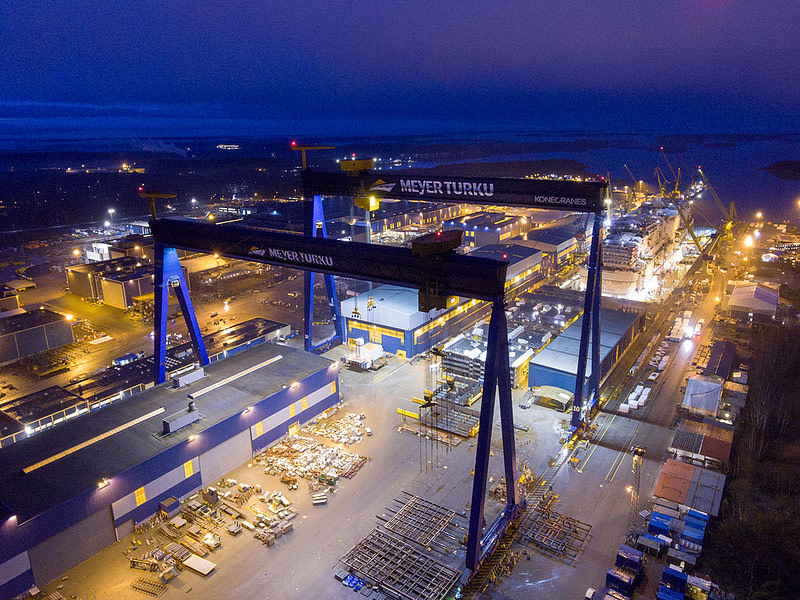 Moderni LNG-käyttöinen risteilyalus Meyer Turun telakalla.