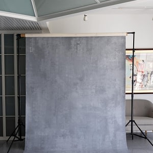 Maisun Ilmaisu x Studiovarustamo 2x3m Uniikki taustakangas 0045, vaalea harmaa II