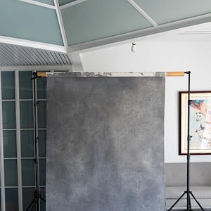 Maisun Ilmaisu x Studiovarustamo 1,7x3m Uniikki taustakangas 0047, vaalea harmaa