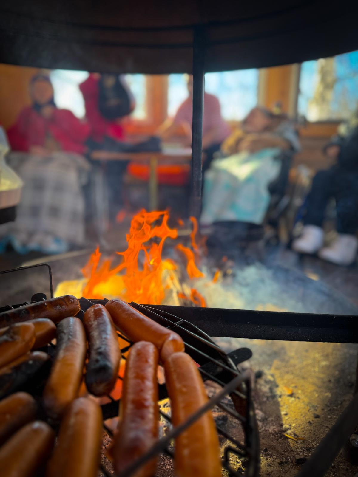 Makkarat grillattu