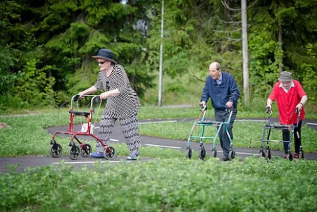 Hoivakoti Vahtero Esperi Kouvola vauhtiradalla ulkoilua