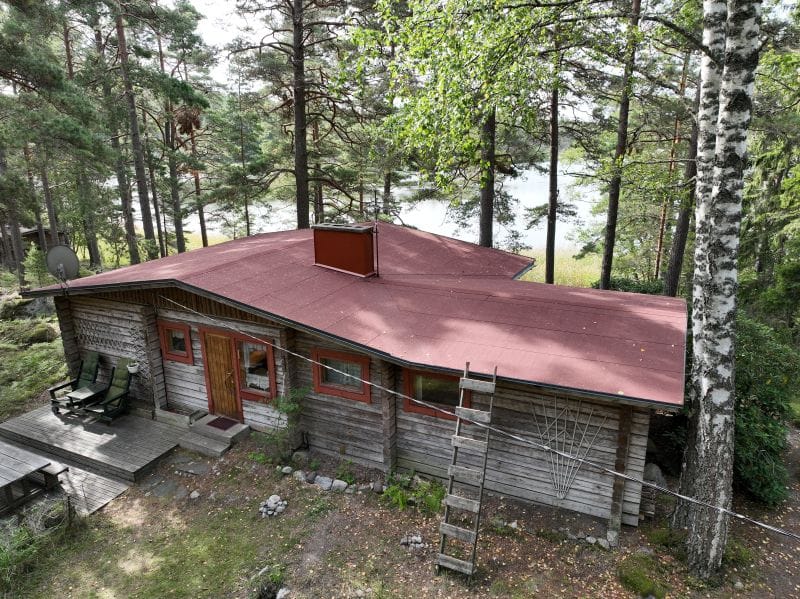 Peltikatto huopakaton päälle.