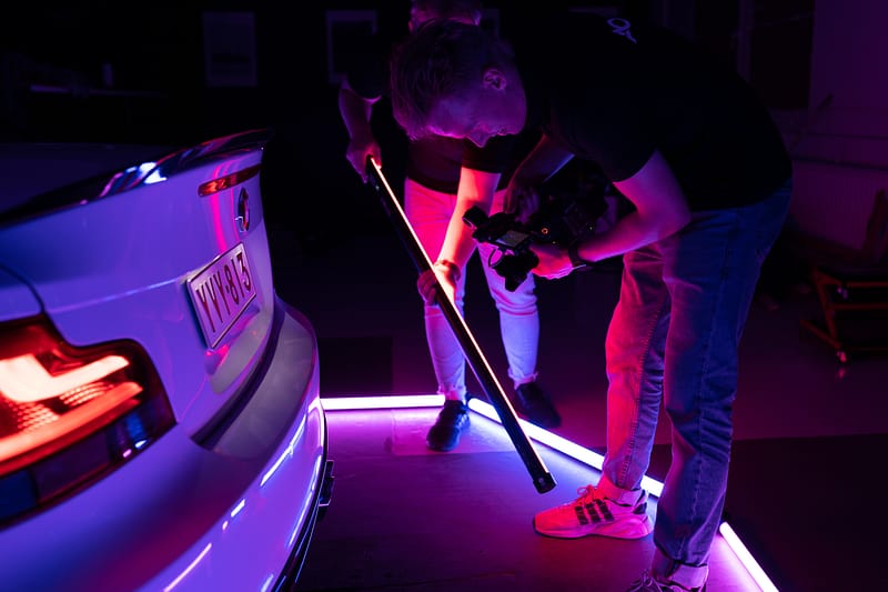Tutkimme miten valo taittuu auton pinnasta