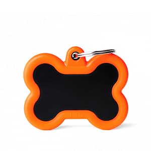 Hiljainen koiran nimilaatta alumiinia. Väri musta ja oranssit reunat.
