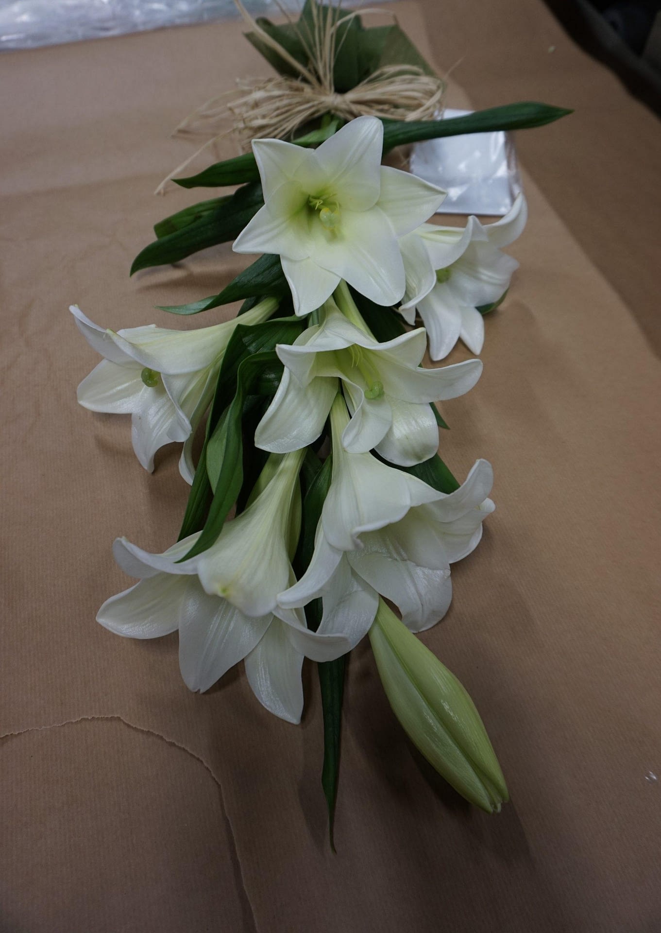 <a href="https://laajasalonkukkapalvelu.fi/en/product/hautakimppu-valkolilja/" target="_blank">Funeral bouquet Whitelily</a>