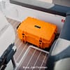 B&W 6700 Oranssi laukku veneen jalkatilassa