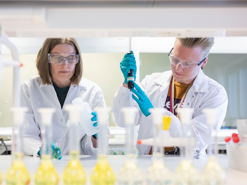 Marjo Pulkkinen ja Janne Järvinen työskentelevät Ruokaviraston kemian laboratoriossa.