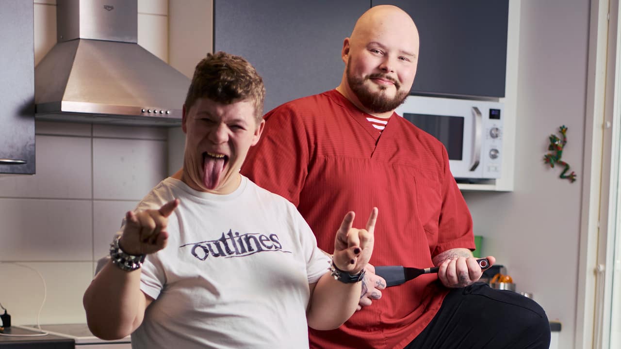 Esperin vuoden 2024 vastuullisuuskatsauksen kansikuva - hoitaja ja vammaispalvelun asukas, joka rokkaa kameralle