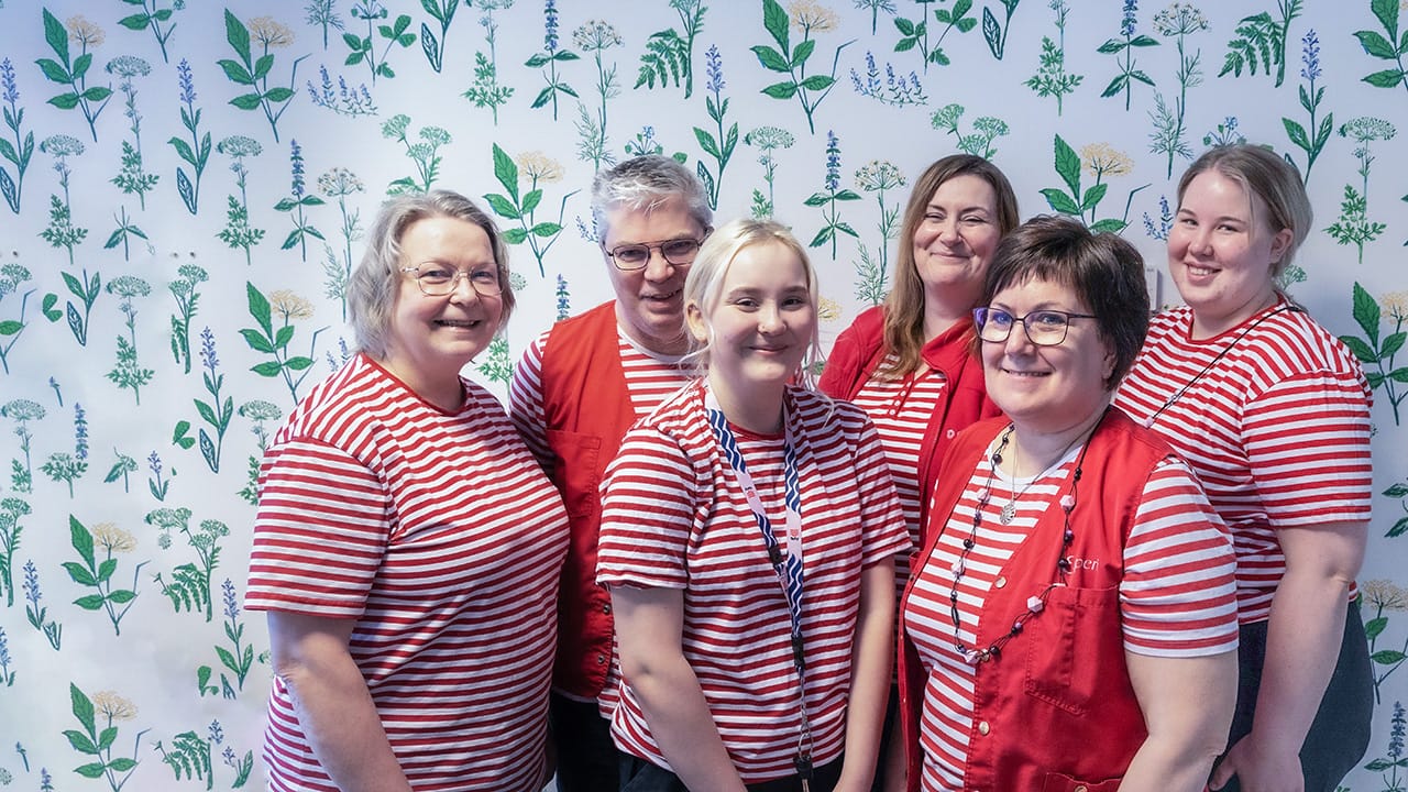 Esperi Koti Hannilanpirtin työntekijöiden ryhmäkuva