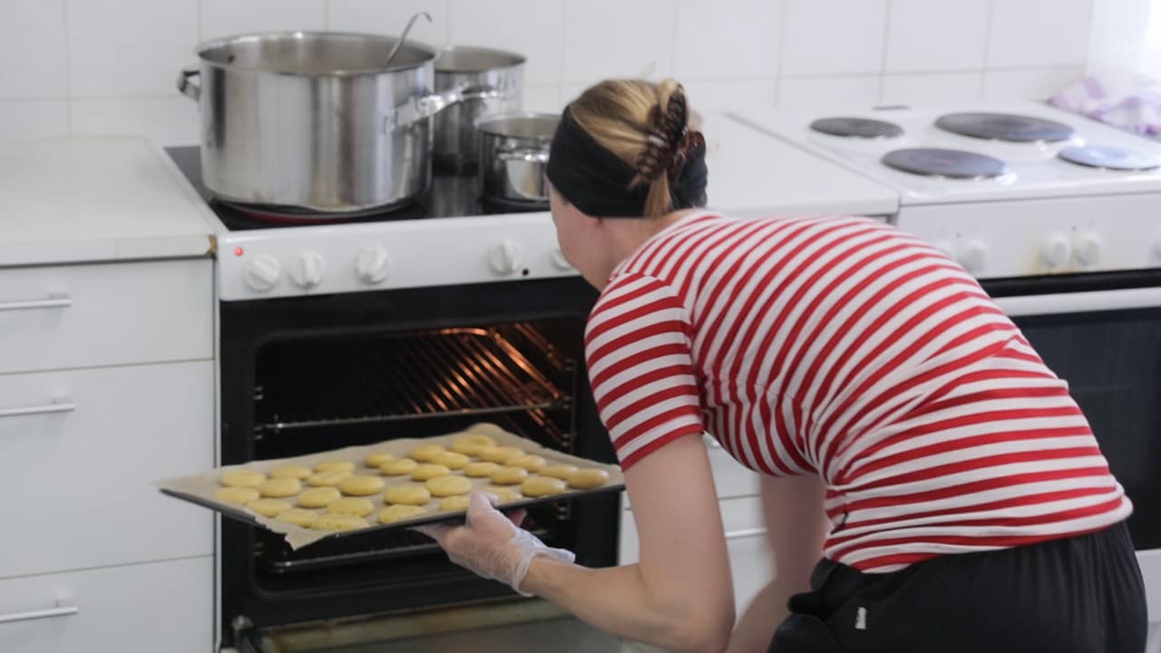 Esperi Hoivakoti Kummussa leivotaan