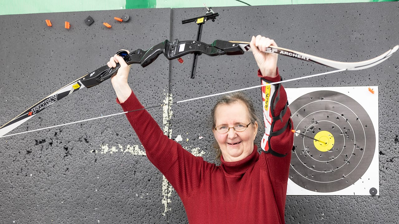 Esperi Pappilankodin asukas tuulettaa jousiammuntakokeilun jälkeen