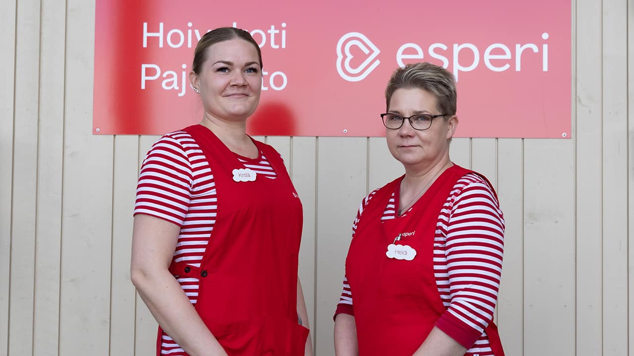 Esperi Hoivakoti Pajulehdon lähihoitajat julkisivun edessä