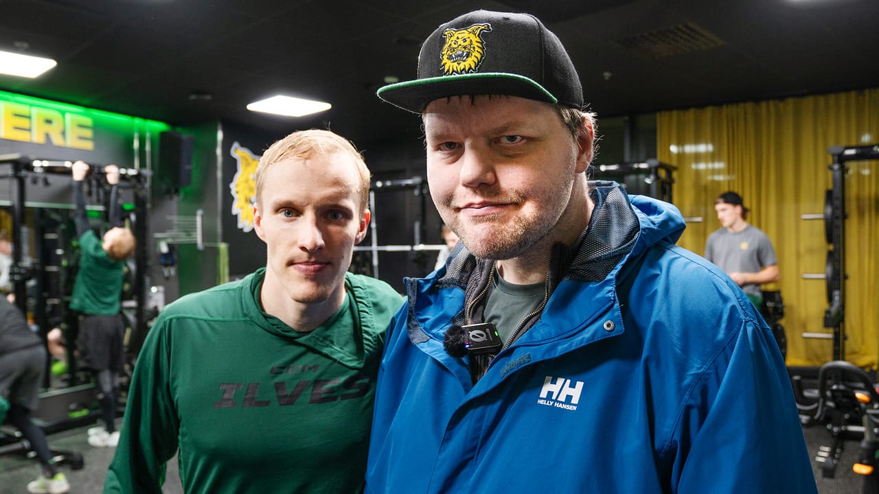 Esperi Koti Hopeisen Kuun asukas Sauli Eronen tapaamassa suosikkipelaajaansa Ilveksen Eemeli Suomea