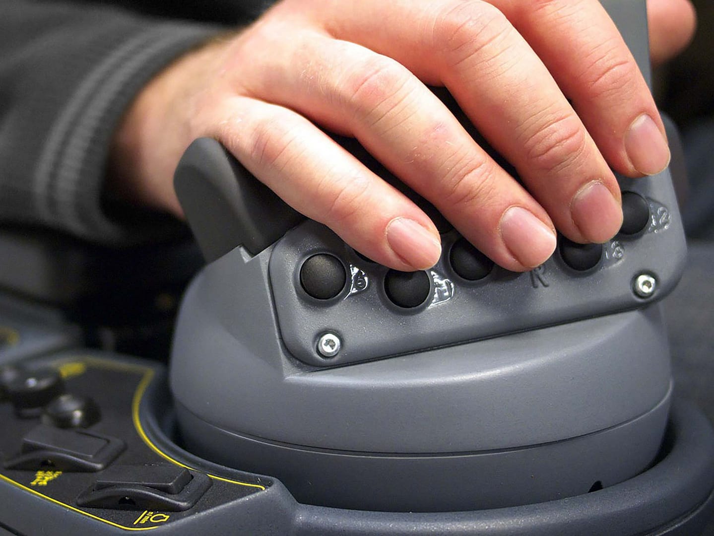 Ohjauslaitteiden tuotekehityksessä yhdistyvät käyttäjäymmärrys, ergonomia, muotoilu, mekaniikkasuunnittelu ja elektroniikka.