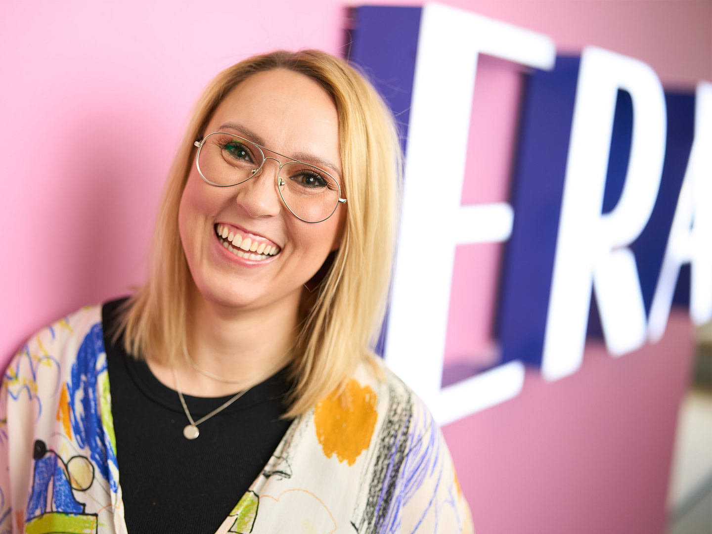 Puolikuva hymyilevästä Laura Parviaisesta.