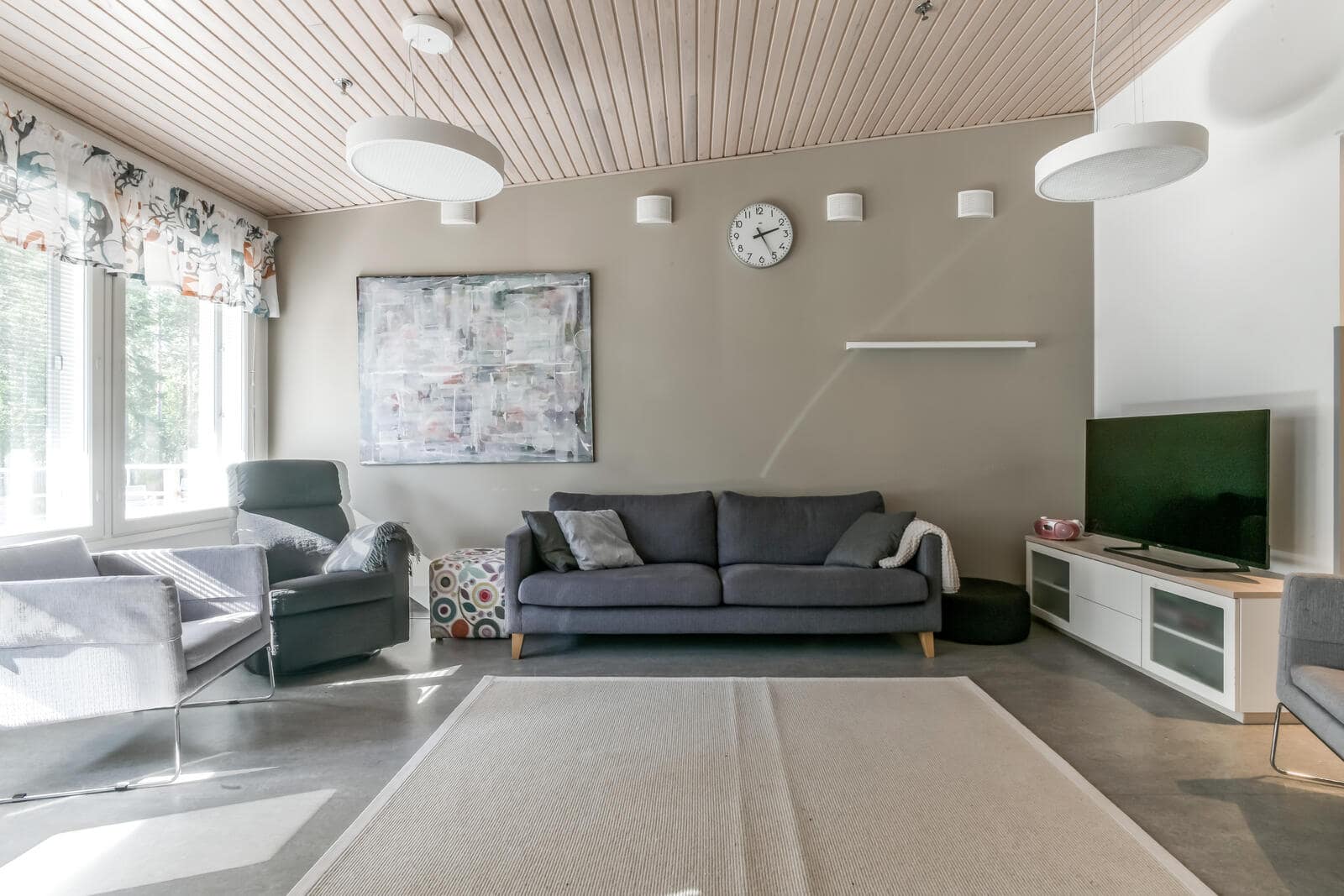 Esperi-kodin avara ja viihtyisä olohuone, jossa on sohvaryhmä ja televisio.