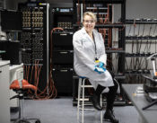Ulla Lassi istuu laboratoriossa.