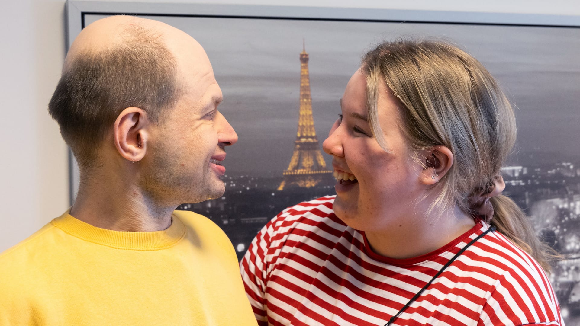 Ohjaajalla ja asukkaalle iloinen hetki, jossa molempia naurattaa.