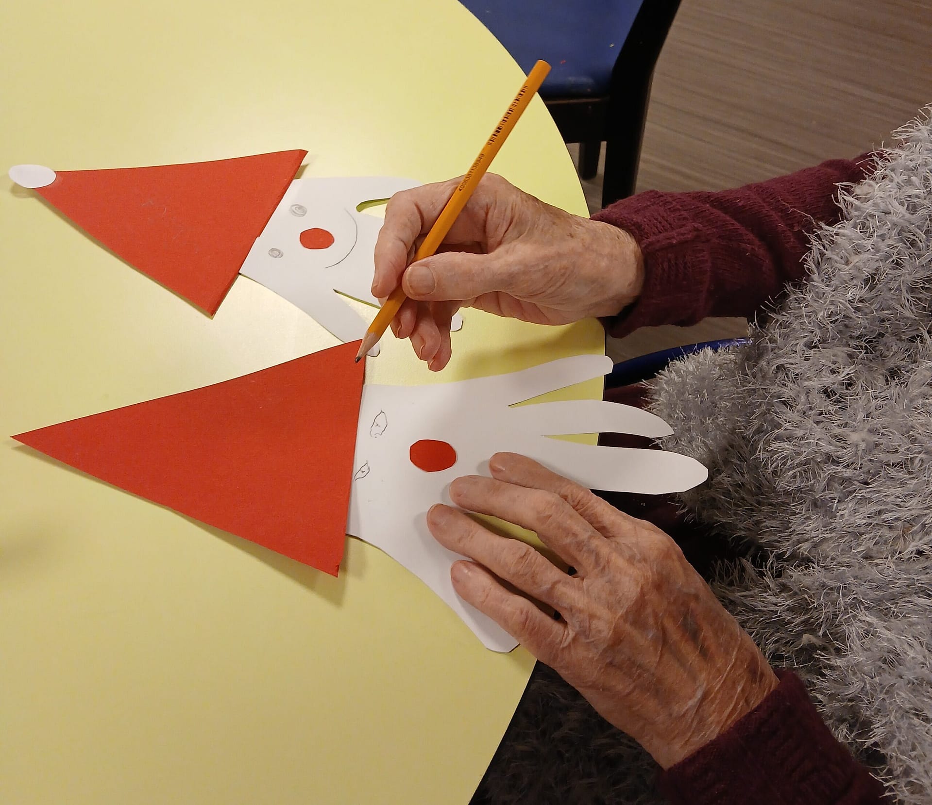 Tonttujen askartelua