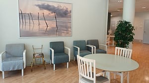 Hoivakodin huone, jossa huonekaluja.