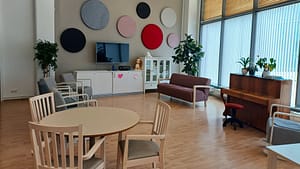 Hoivakodin huone, jossa huonekaluja.