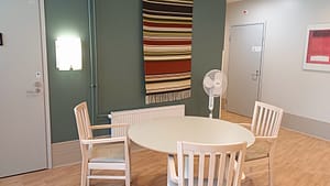 Hoivakodin huone, jossa huonekaluja.