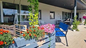 Hoivakodin terassi, jossa terassikalusteita.