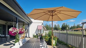 Hoivakodin terassi, jossa terassikalusteita.