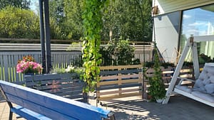 Hoivakodin terassi, jossa terassikalusteita.