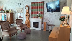 Kuva hoivakodin tiloista, jossa on erilaisia huonekaluja.