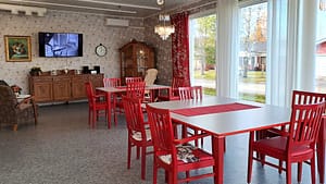 Kuva hoivakodin tiloista, jossa on erilaisia huonekaluja.