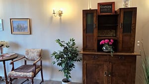 Kuva hoivakodin tiloista, jossa on erilaisia huonekaluja.