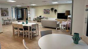 Esperi Hoivakoti Lehtokertun yhteinen oleskelutila, jossa on televisio, sohvia ja ruokapöytä.