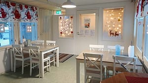 Huone, jossa huonekaluja.