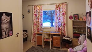 Huone, jossa huonekaluja.