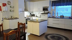 Huone, jossa huonekaluja.