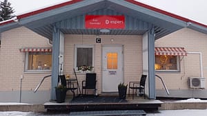 Huone, jossa huonekaluja.